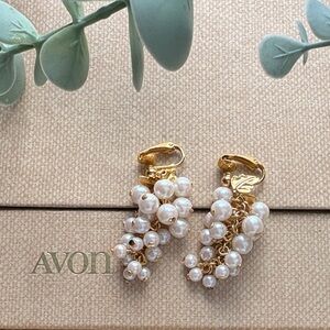 Vintage Avon 1992 Cultura Faux Pearl Grape Cluster Clip Earrings | Gold Tone 278